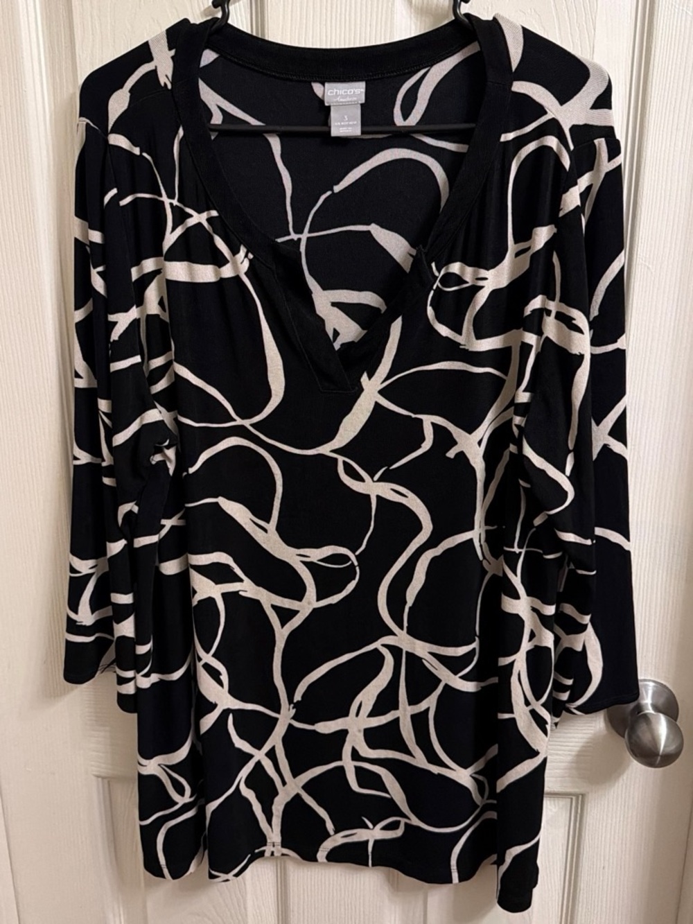 Chico's Black & White V-Neck Abstract Print Blouse
